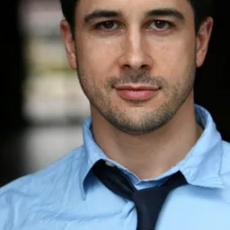 尚恩·傑克柏森 飾演 Peter