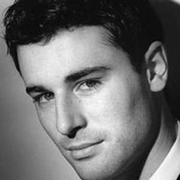 Ezra Godden 飾演 Paul Marsh