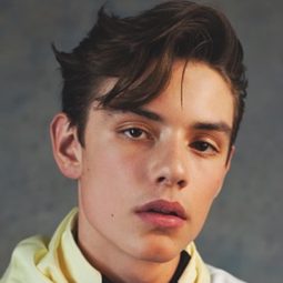 路易·帕里奇 飾演 Lord Tewkesbury