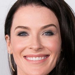 Bridget Regan 飾演 Addy