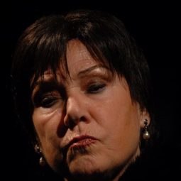 Lida Protopsalti 飾演 Roza