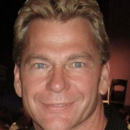 Tom Harper 飾演 self