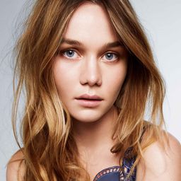 Imogen Waterhouse 飾演 Chloe