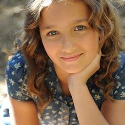 Madeline Moon 飾演 Young Sarah