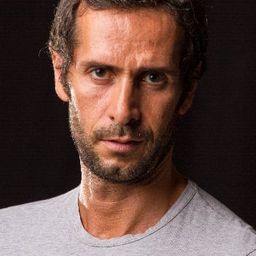 Cristian Stelluti 飾演 Nino