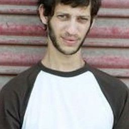 Tom Hagi 飾演 Micha Aaronson