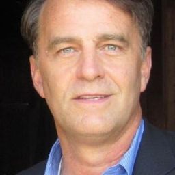 Beau Gravitte 飾演 Charlie