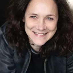 Laurence Côte 飾演 Isabel