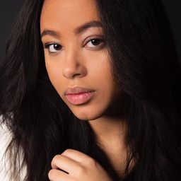 妮基塔·烏格拉 飾演 Self