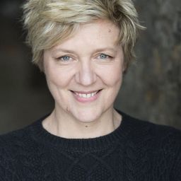 Elsa Bouchain 飾演 Neurologue