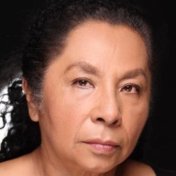 Norma Reyna 飾演 Doña Tina