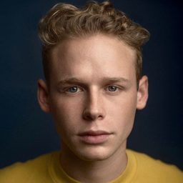 Cole Doman 飾演 John