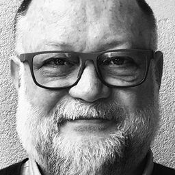 Stephen Hughes 飾演 Newmann