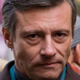 Lorenzo Gioielli 飾演 Hotel deputy director