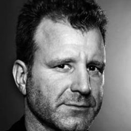 Ingvar Þórðarson - 雷克雅未克鯨魚大屠殺演員 飾演Labba á ganginum á hóteli