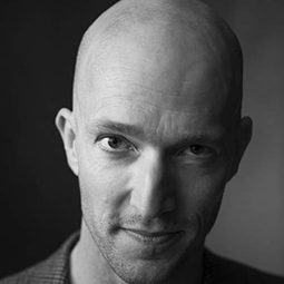 希格·史路特 - 橙色狂熱演員 飾演Dr. De Ruyter