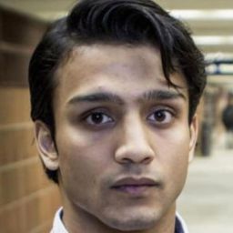 Elias Ali 飾演 Omar