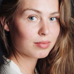 Sofie Porro 飾演 Karen Ricks