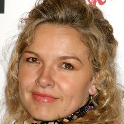 Justine Clarke 飾演 Queen (voice)