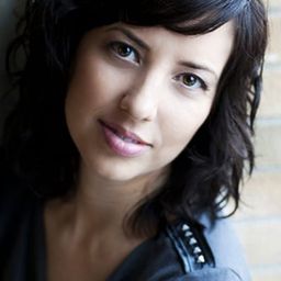 Lynn Csontos 飾演 Carol