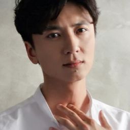 高江 飾演 Police