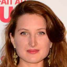 茱莉亞·皮雅頓 飾演 Sophie