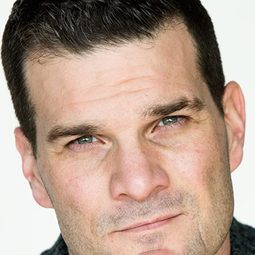 Christopher R Ellis 飾演 Officer Talbot