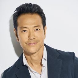 路易斯·小澤·張簡 飾演 