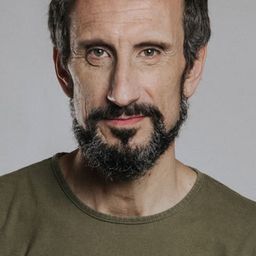 Carles Gilabert - 鋼琴之子演員 飾演Train station worker