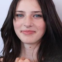 Cathalina Geeraerts 飾演 Holly