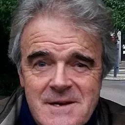 Ian Burns 飾演 TV Host