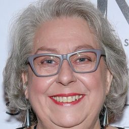 Jayne Houdyshell - 女傭變鳳凰演員 飾演Carmen