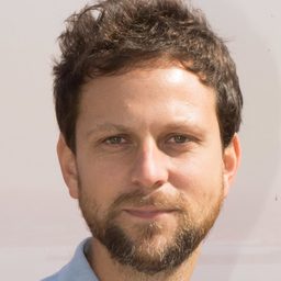 Pierre Rochefort 飾演 Auguste