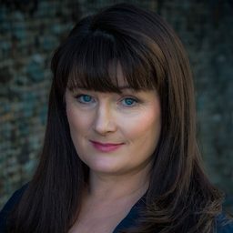 Sally Howitt - 誘餌新娘演員 飾演Muireen