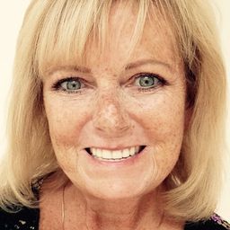 Anita Farmer Bergman 飾演 Dining Patron