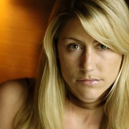 Roxane Sondrup 飾演 Alice