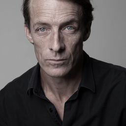 Derek Carroll 飾演 Reeves