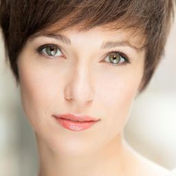 Kat Steffens 飾演 Cara