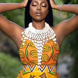 伊馮·尼爾森 飾演 Naadei Mills