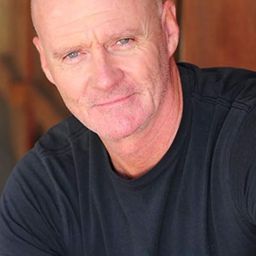 詹姆斯朱德寇特尼 飾演 The Shape