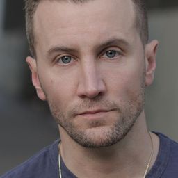 Justin Grace 飾演 Joey