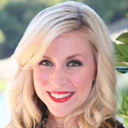 Ashley Eckstein 飾演 Miss Cole