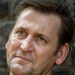 Ingo Naujoks 飾演 Schweizer