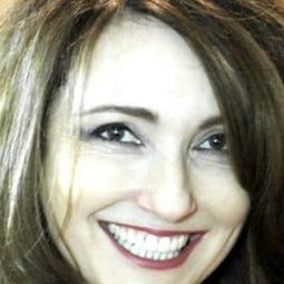 Viv Albertine 飾演 D