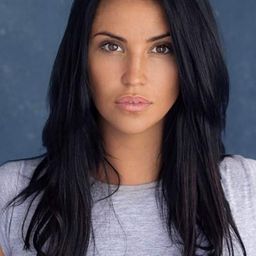 Darcie Lincoln 飾演 Model