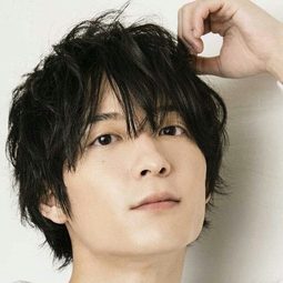 大塚剛央 飾演 Iseya (voice)