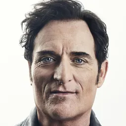 甘·高迪斯 飾演 Dave Lewis