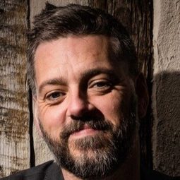 Iain Lee 飾演 Master of Ceremonies