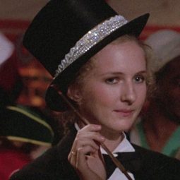 Dana Andersen 飾演 Ruth