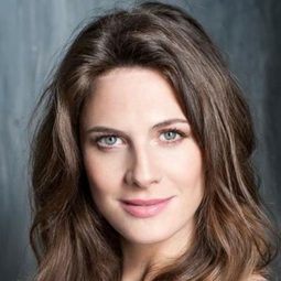 貝蓮·法布拉 - 非禮勿聽演員 飾演Sara